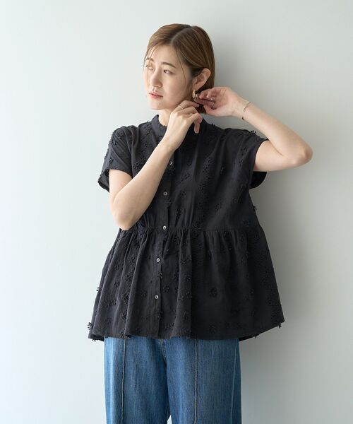 YECCA VECCA（イェッカヴェッカ）の「3Dフラワーエンブロイダリーブラウス（シャツ/ブラウス・レディース・オフホワイト/ブラック/ブルー・FREE）」の4枚目の写真