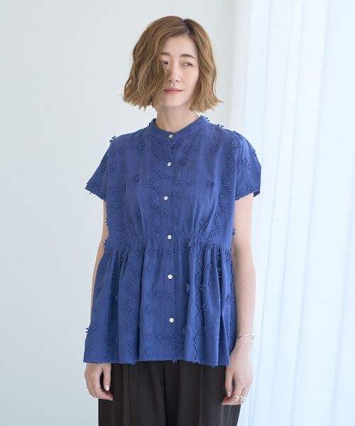 YECCA VECCA（イェッカヴェッカ）の「3Dフラワーエンブロイダリーブラウス（シャツ/ブラウス・レディース・オフホワイト/ブラック/ブルー・FREE）」の5枚目の写真