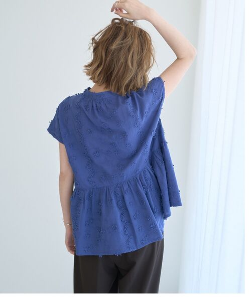 YECCA VECCA（イェッカヴェッカ）の「3Dフラワーエンブロイダリーブラウス（シャツ/ブラウス・レディース・オフホワイト/ブラック/ブルー・FREE）」の8枚目の写真