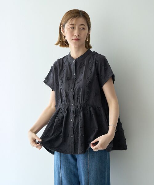 YECCA VECCA（イェッカヴェッカ）の「3Dフラワーエンブロイダリーブラウス（シャツ/ブラウス・レディース・オフホワイト/ブラック/ブルー・FREE）」の14枚目の写真