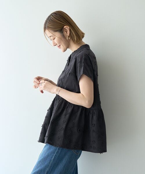 YECCA VECCA（イェッカヴェッカ）の「3Dフラワーエンブロイダリーブラウス（シャツ/ブラウス・レディース・オフホワイト/ブラック/ブルー・FREE）」の16枚目の写真