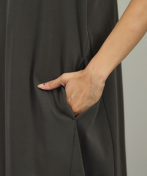 SALON adam et rope'（サロン アダム エ ロペ）の「【WEB限定】サイドフレアリラクシーワンピース［接触冷感・UVカット］（ワンピース・レディース・チャコールグレー/ブラック/ブラウン系その他2・FREE）」の12枚目の写真