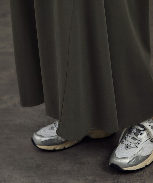 SALON adam et rope'（サロン アダム エ ロペ）の「【WEB限定】サイドフレアリラクシーワンピース［接触冷感・UVカット］（ワンピース・レディース・チャコールグレー/ブラック/ブラウン系その他2・FREE）」の13枚目の写真