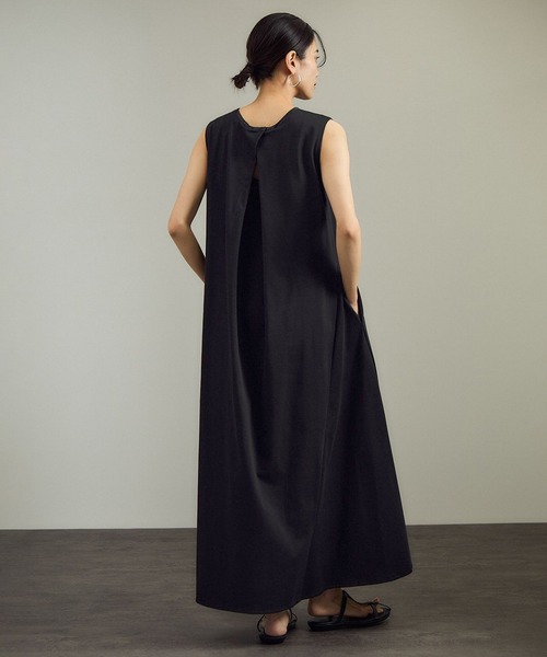 SALON adam et rope'（サロン アダム エ ロペ）の「【WEB限定】サイドフレアリラクシーワンピース［接触冷感・UVカット］（ワンピース・レディース・チャコールグレー/ブラック/ブラウン系その他2・FREE）」の2枚目の写真