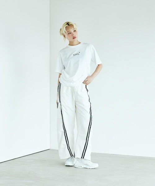 NIKE（ナイキ）の「ナイキ スポーツウェア ウィメンズ Tシャツ / Nike Sportswear Women's T-Shirt II0451-100 White（Tシャツ/カットソー・レディース・ホワイト・XS/XL/S/M/L）」の4枚目の写真