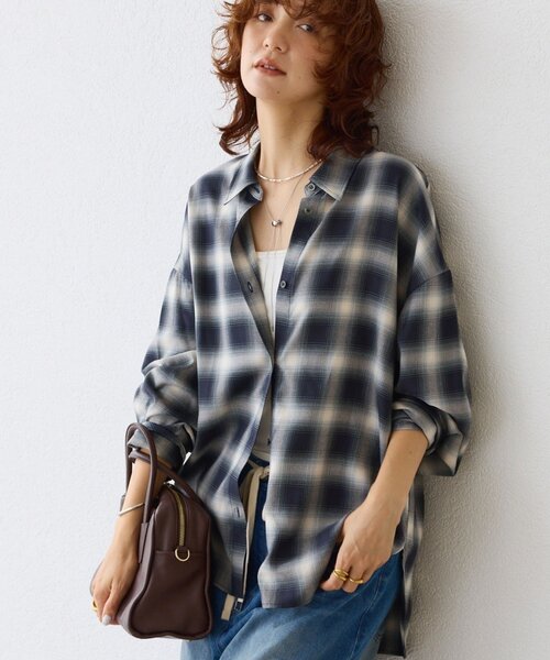 RIVE DROITE（リヴドロワ）の「【抜け感◎】オンブレーチェックシャツ（シャツ/ブラウス・レディース・ライトベージュ/ネイビー・FREE）」の2枚目の写真