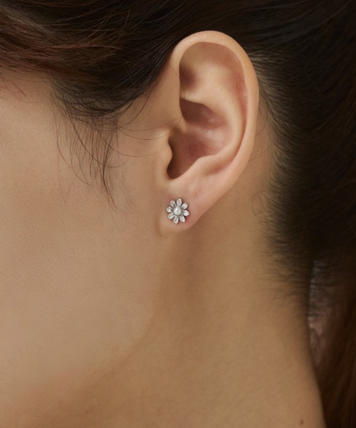 ciite' surgical stainless(シーテサージカルステンレス)の「【 金属アレルギー対応 】 ミニフラワー パールピアス サージカルステンレス(両耳用)(ピアス(両耳用)・レディース・ゴールド/シルバー・FREE)」の2枚目の写真