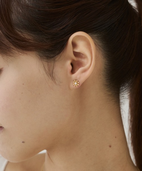 ciite' surgical stainless(シーテサージカルステンレス)の「【 金属アレルギー対応 】 ミニフラワー パールピアス サージカルステンレス(両耳用)(ピアス(両耳用)・レディース・ゴールド/シルバー・FREE)」の6枚目の写真