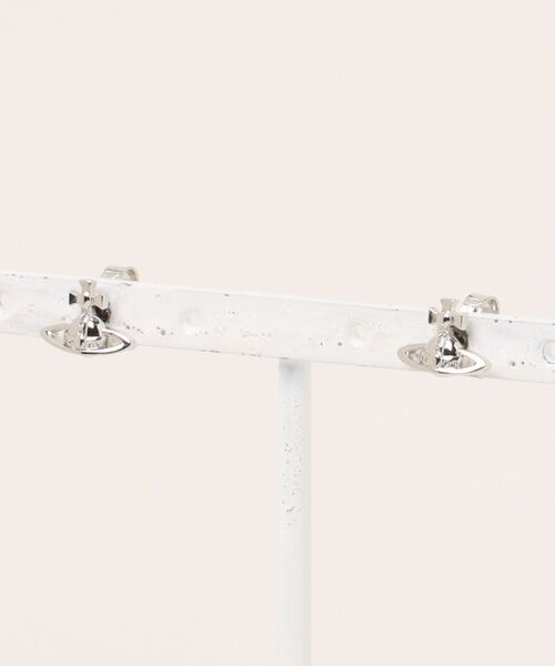 Vivienne Westwood(ヴィヴィアンウエストウッド)の「LORELEI STUD EARRINGS(ピアス(両耳用)・レディース・ピンクゴールド/ブラック/シルバー・FREE)」の1枚目の写真