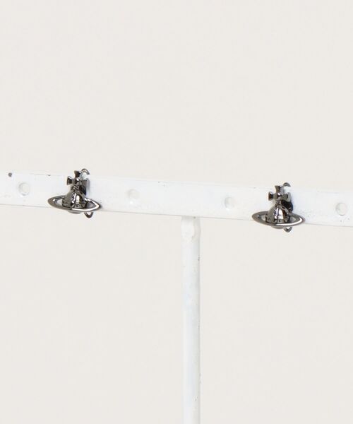 Vivienne Westwood(ヴィヴィアンウエストウッド)の「LORELEI STUD EARRINGS(ピアス(両耳用)・レディース・ピンクゴールド/ブラック/シルバー・FREE)」の2枚目の写真