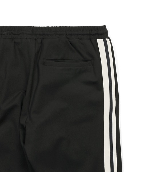 The DUFFER of ST.GEORGE（ザダファーオブセントジョージ）の「【WEB限定アイテム】SETUP SIDE LINE TRACK PANTS：セットアップ サイドライン トラックパンツ（その他パンツ・メンズ・ブラック/チャコールグレー・SMALL/X-LARGE/LARGE/MEDIUM）」の6枚目の写真