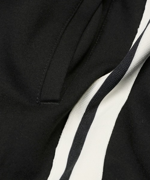 The DUFFER of ST.GEORGE（ザダファーオブセントジョージ）の「【WEB限定アイテム】SETUP SIDE LINE TRACK PANTS：セットアップ サイドライン トラックパンツ（その他パンツ・メンズ・ブラック/チャコールグレー・SMALL/X-LARGE/LARGE/MEDIUM）」の7枚目の写真
