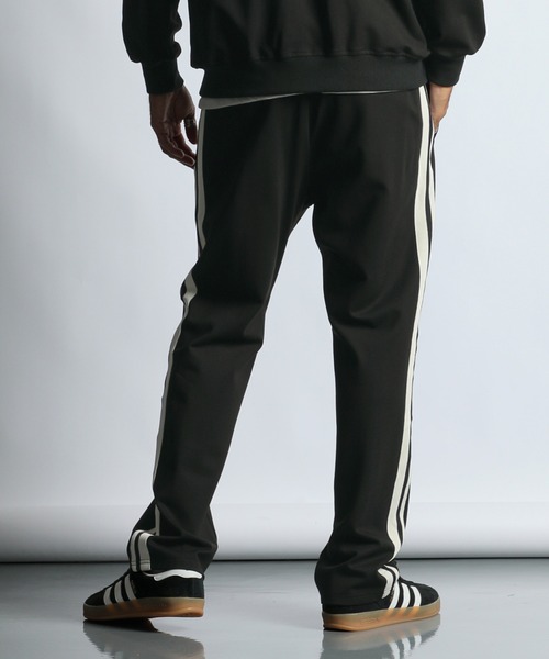 The DUFFER of ST.GEORGE（ザダファーオブセントジョージ）の「【WEB限定アイテム】SETUP SIDE LINE TRACK PANTS：セットアップ サイドライン トラックパンツ（その他パンツ・メンズ・ブラック/チャコールグレー・SMALL/X-LARGE/LARGE/MEDIUM）」の11枚目の写真
