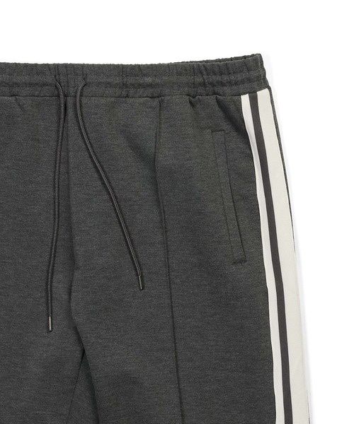 The DUFFER of ST.GEORGE（ザダファーオブセントジョージ）の「【WEB限定アイテム】SETUP SIDE LINE TRACK PANTS：セットアップ サイドライン トラックパンツ（その他パンツ・メンズ・ブラック/チャコールグレー・SMALL/X-LARGE/LARGE/MEDIUM）」の4枚目の写真