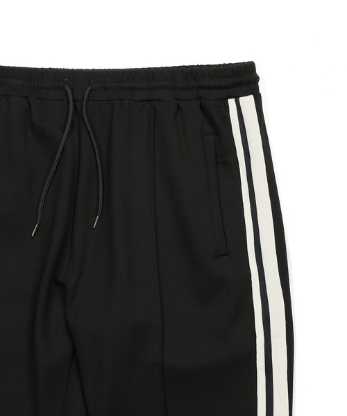 The DUFFER of ST.GEORGE（ザダファーオブセントジョージ）の「【WEB限定アイテム】SETUP SIDE LINE TRACK PANTS：セットアップ サイドライン トラックパンツ（その他パンツ・メンズ・ブラック/チャコールグレー・SMALL/X-LARGE/LARGE/MEDIUM）」の3枚目の写真