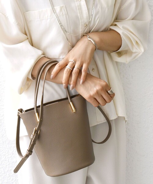 SHIPS（シップス）の「【WEB限定】ショルダー 付 バケツ型 トート バッグ（ショルダーバッグ・レディース・ブラック/ライトカーキ/シルバー・ONE SIZE）」の17枚目の写真
