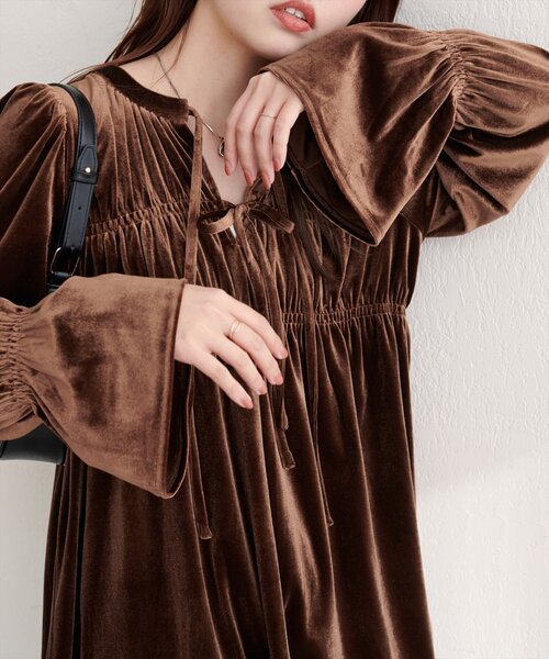 natural couture(ナチュラルクチュール)の「WEB限定/【canami】2WAYリボンベロアブラウス(シャツ/ブラウス・レディース・ブラウン/ピンク/グレイッシュベージュ/アイボリー・FREE)」の11枚目の写真