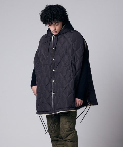 美品 TAION ミリタリーダウンケープ　ブラック×ブラック TAION（タイオン）】〈グッズ〉ミリタリー ダウンケープ（ポンチョ