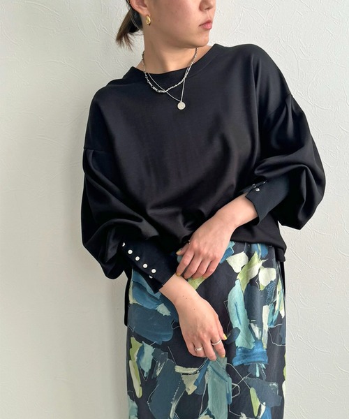 LHELBIE(レルビエ)の「カフスボタンプルオーバー(Tシャツ/カットソー・レディース・ブラック/オフホワイト/ネイビー・M)」の1枚目の写真