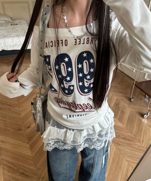 lilful(リルフル)の「ワンショルダー ストリートグラフィックプリントロンT(Tシャツ/カットソー・レディース・ホワイト×ネイビー/ブラック・M/L)」の1枚目の写真
