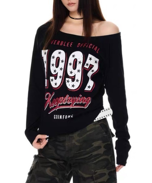 lilful(リルフル)の「ワンショルダー ストリートグラフィックプリントロンT(Tシャツ/カットソー・レディース・ホワイト×ネイビー/ブラック・M/L)」の2枚目の写真