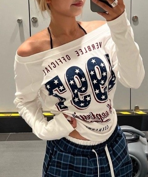 lilful(リルフル)の「ワンショルダー ストリートグラフィックプリントロンT(Tシャツ/カットソー・レディース・ホワイト×ネイビー/ブラック・M/L)」の7枚目の写真