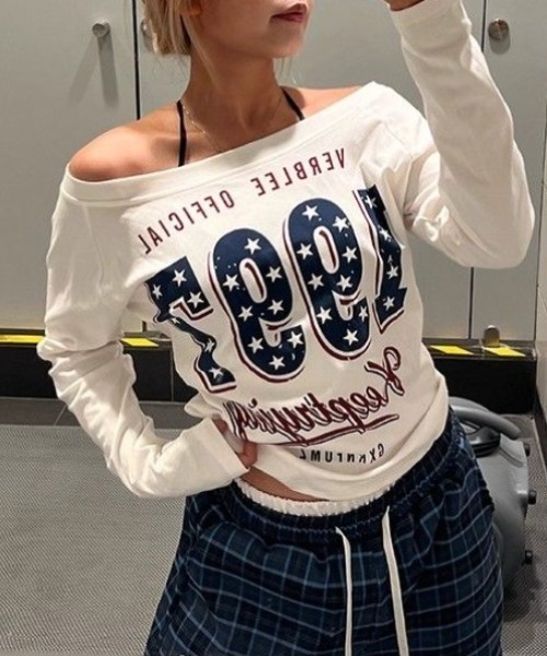 lilful(リルフル)の「ワンショルダー ストリートグラフィックプリントロンT(Tシャツ/カットソー・レディース・ホワイト×ネイビー/ブラック・M/L)」の8枚目の写真