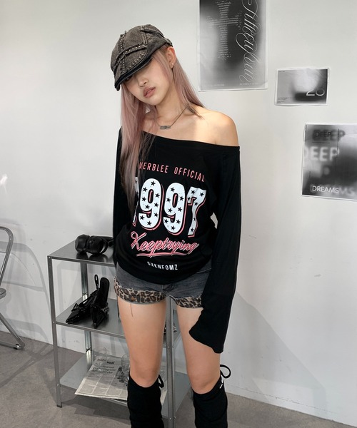 lilful(リルフル)の「ワンショルダー ストリートグラフィックプリントロンT(Tシャツ/カットソー・レディース・ホワイト×ネイビー/ブラック・M/L)」の12枚目の写真