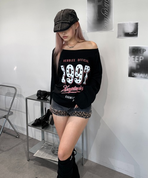lilful(リルフル)の「ワンショルダー ストリートグラフィックプリントロンT(Tシャツ/カットソー・レディース・ホワイト×ネイビー/ブラック・M/L)」の14枚目の写真