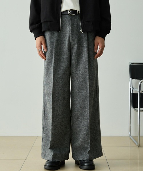 EMMA CLOTHES（エマクローズ）の「【セットアップ対応】テックツイード ディープタック センタークリース セミフレアパンツ（スラックス・メンズ・グレー/チャコール/ネイビー/ブラウン・M/S/L）」の2枚目の写真