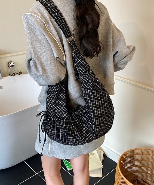 Vipoa（ヴィポア）の「チェック柄ショルダーバッグ（ショルダーバッグ・レディース・ホワイト/ブラック/ネイビー・FREE）」の11枚目の写真