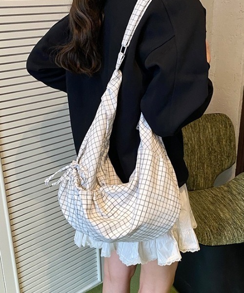 Vipoa（ヴィポア）の「チェック柄ショルダーバッグ（ショルダーバッグ・レディース・ホワイト/ブラック/ネイビー・FREE）」の10枚目の写真