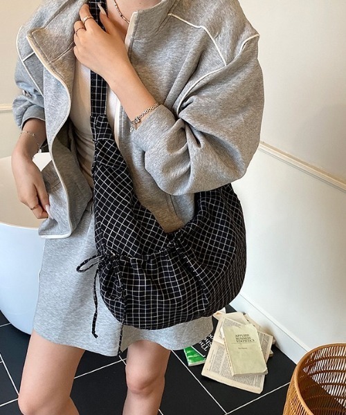 Vipoa（ヴィポア）の「チェック柄ショルダーバッグ（ショルダーバッグ・レディース・ホワイト/ブラック/ネイビー・FREE）」の13枚目の写真