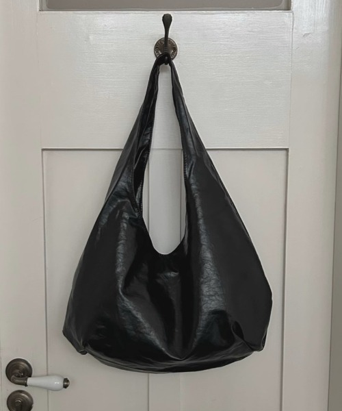 .KOM(ドットコム)の「A'GEM/9 × .kom 『.KOM/ドットケーオーエム』 Soft Touch Big Hobo Bag/ソフトタッチ ビッグホーボーバッグ(エコバッグ/サブバッグ・レディース・ブラック/カモフラージュ/アイボリー/ブラウン・FREE)」の1枚目の写真