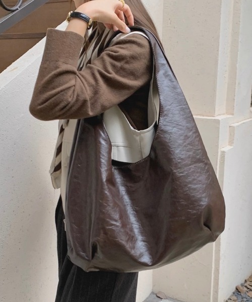 .KOM(ドットコム)の「A'GEM/9 × .kom 『.KOM/ドットケーオーエム』 Soft Touch Big Hobo Bag/ソフトタッチ ビッグホーボーバッグ(エコバッグ/サブバッグ・レディース・ブラック/カモフラージュ/アイボリー/ブラウン・FREE)」の11枚目の写真
