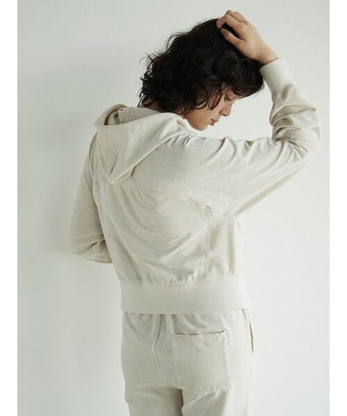 FIKA.(フィーカ)の「Crushed velour double face parka(パーカー・レディース・オフホワイト/ベージュ・MEDIUM)」の5枚目の写真