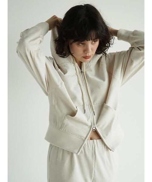 FIKA.(フィーカ)の「Crushed velour double face parka(パーカー・レディース・オフホワイト/ベージュ・MEDIUM)」の2枚目の写真