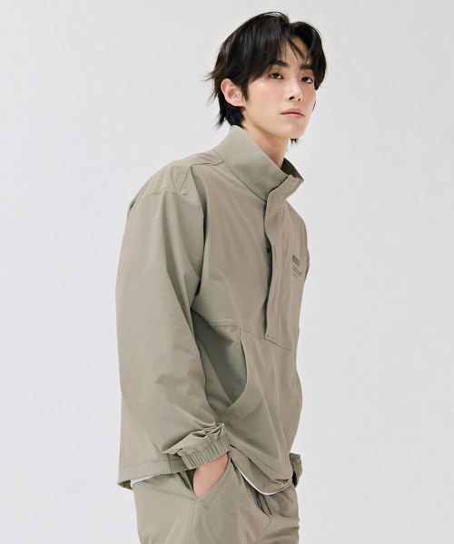 CHASECULT(チェイスカルト)の「共用ストレッチハイネックアノラックTシャツ-DERU5119B0X(ナイロンジャケット・メンズ・Beige・90/100/95/105)」の4枚目の写真