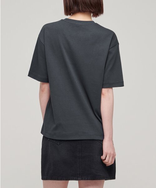 MUSINSA STANDARD WOMAN（ムシンサスタンダードウーマン）の「ウィメンズリラックスフィットクルーネックTシャツ[ダークグレー]（Tシャツ/カットソー・レディース・その他・SMALL/MEDIUM/X-SMALL/LARGE/X-LARGE）」の2枚目の写真