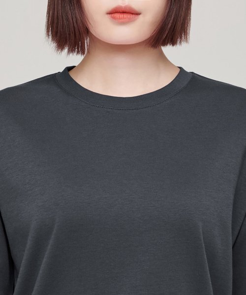 MUSINSA STANDARD WOMAN（ムシンサスタンダードウーマン）の「ウィメンズリラックスフィットクルーネックTシャツ[ダークグレー]（Tシャツ/カットソー・レディース・その他・SMALL/MEDIUM/X-SMALL/LARGE/X-LARGE）」の3枚目の写真
