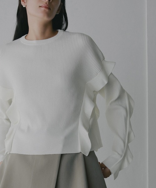 MANOF(マノフ)の「FRILLS RIB KNIT(ニット/セーター・レディース・アイボリー/ブラック/チャコールグレー・F)」の1枚目の写真
