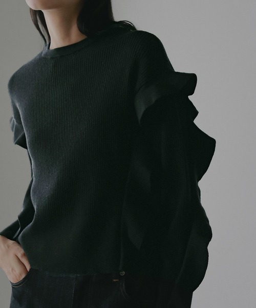MANOF(マノフ)の「FRILLS RIB KNIT(ニット/セーター・レディース・アイボリー/ブラック/チャコールグレー・F)」の2枚目の写真