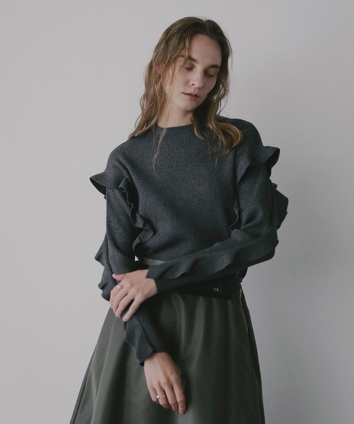 MANOF(マノフ)の「FRILLS RIB KNIT(ニット/セーター・レディース・アイボリー/ブラック/チャコールグレー・F)」の4枚目の写真