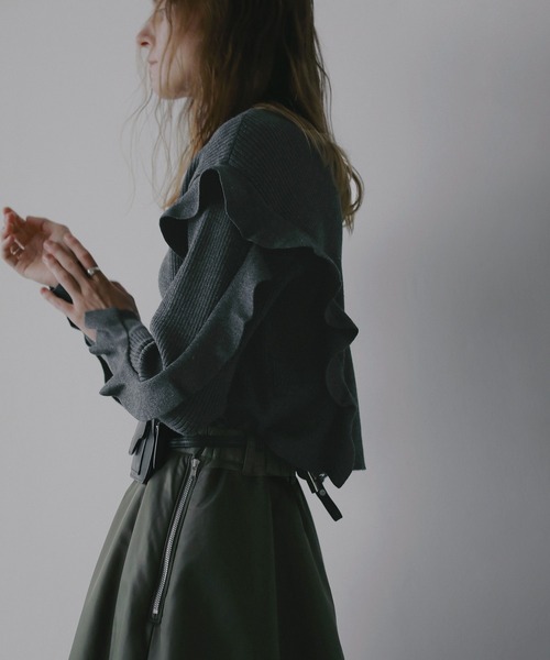 MANOF(マノフ)の「FRILLS RIB KNIT(ニット/セーター・レディース・アイボリー/ブラック/チャコールグレー・F)」の10枚目の写真