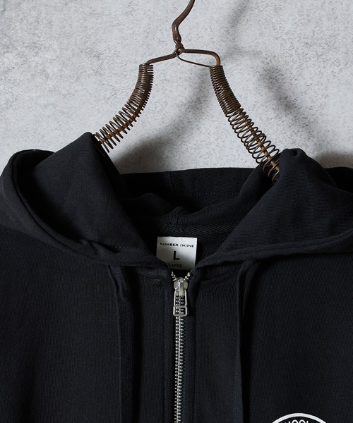 NUMBER (N)INE（ナンバーナイン）の「SCHOOL OF VISUAL COMEDY PRINTED FULL ZIP SWEAT HOODIE / スカルモチーフ ワンポイントロゴ & バックプリント スウェット ジップパーカー（パーカー・メンズ・トップグレー/ブラック・M/L/XL）」の3枚目の写真
