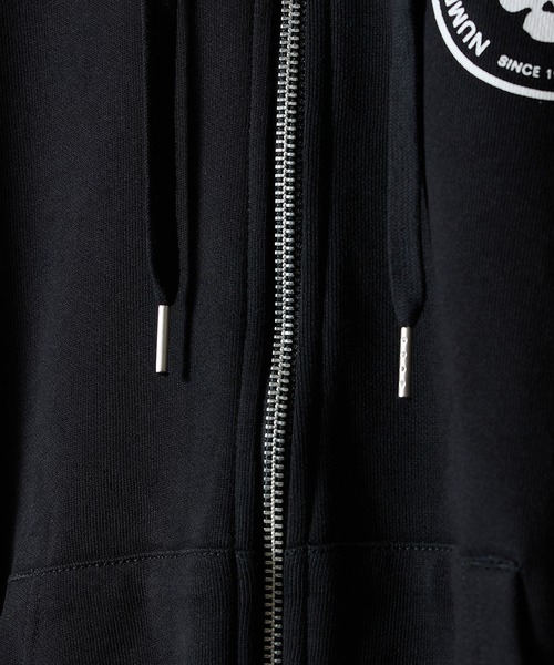 NUMBER (N)INE（ナンバーナイン）の「SCHOOL OF VISUAL COMEDY PRINTED FULL ZIP SWEAT HOODIE / スカルモチーフ ワンポイントロゴ & バックプリント スウェット ジップパーカー（パーカー・メンズ・トップグレー/ブラック・M/L/XL）」の15枚目の写真