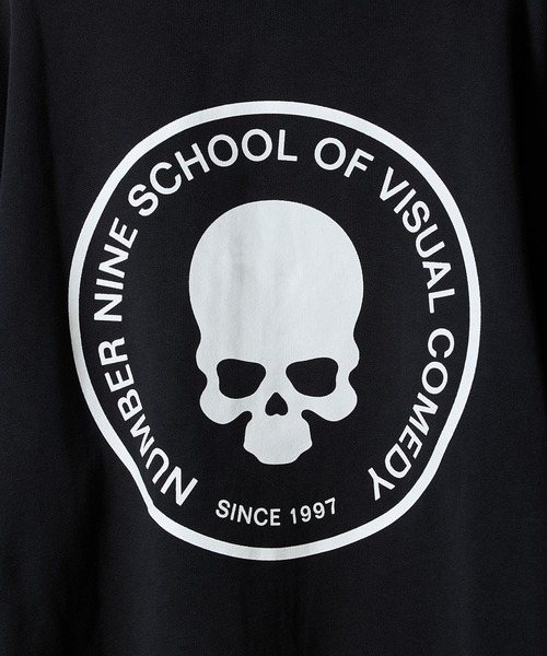 NUMBER (N)INE（ナンバーナイン）の「SCHOOL OF VISUAL COMEDY PRINTED FULL ZIP SWEAT HOODIE / スカルモチーフ ワンポイントロゴ & バックプリント スウェット ジップパーカー（パーカー・メンズ・トップグレー/ブラック・M/L/XL）」の4枚目の写真