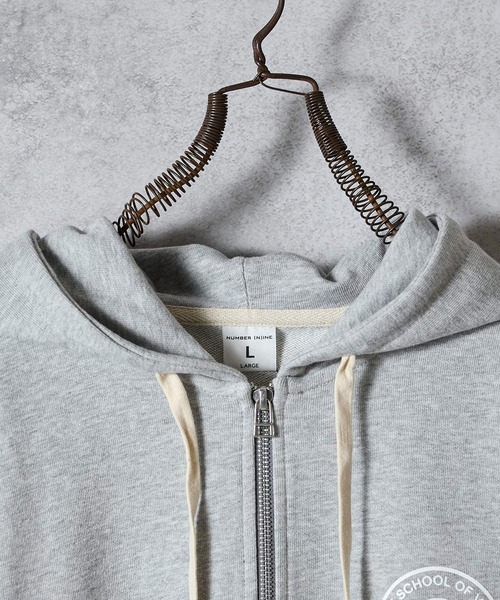 NUMBER (N)INE（ナンバーナイン）の「SCHOOL OF VISUAL COMEDY PRINTED FULL ZIP SWEAT HOODIE / スカルモチーフ ワンポイントロゴ & バックプリント スウェット ジップパーカー（パーカー・メンズ・トップグレー/ブラック・M/L/XL）」の10枚目の写真