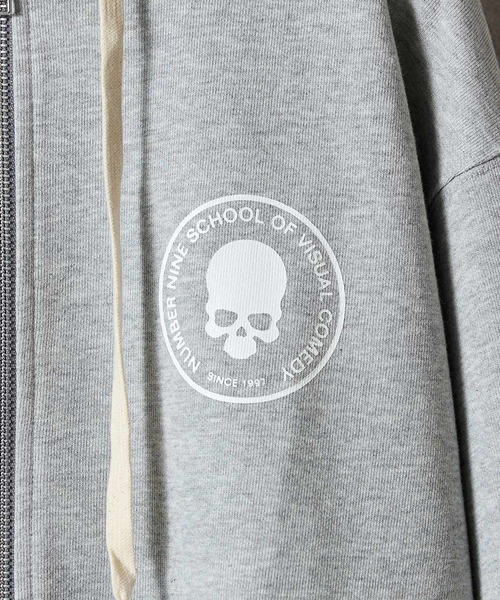 NUMBER (N)INE（ナンバーナイン）の「SCHOOL OF VISUAL COMEDY PRINTED FULL ZIP SWEAT HOODIE / スカルモチーフ ワンポイントロゴ & バックプリント スウェット ジップパーカー（パーカー・メンズ・トップグレー/ブラック・M/L/XL）」の12枚目の写真