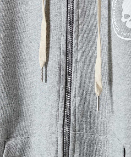 NUMBER (N)INE（ナンバーナイン）の「SCHOOL OF VISUAL COMEDY PRINTED FULL ZIP SWEAT HOODIE / スカルモチーフ ワンポイントロゴ & バックプリント スウェット ジップパーカー（パーカー・メンズ・トップグレー/ブラック・M/L/XL）」の8枚目の写真